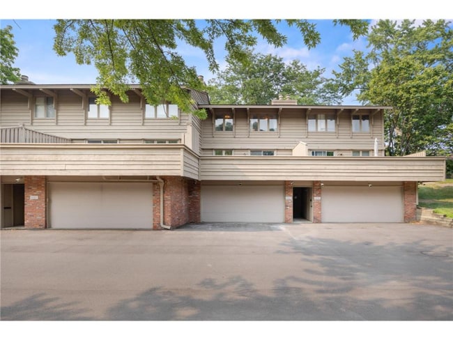 10329 Scarborough Rd in Minneapolis, MN - Building Photo - Building Photo