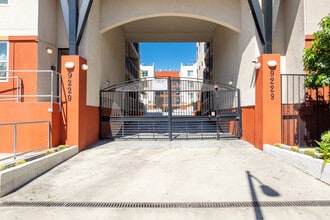 Apple Tree Apartments in North Hills, CA - Building Photo - Building Photo