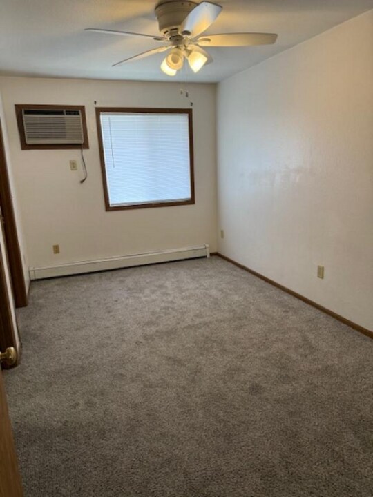 305 S 1st St in Marshalltown, IA - Building Photo