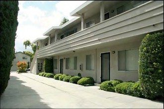 Plum Tree Apartments in Palo Alto, CA - Building Photo - Building Photo