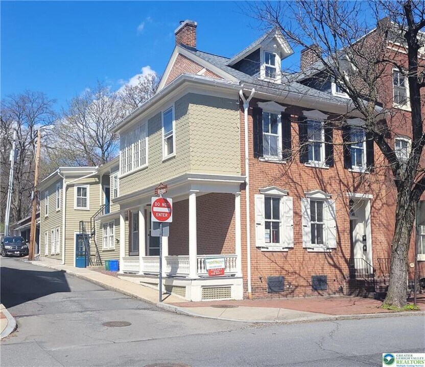 14 W Church St in Bethlehem, PA - Foto de edificio