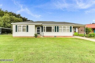 906 Abbeville Hwy in Rayne, LA - Building Photo