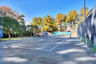 135 Regents Pk in Westport, CT - Building Photo - Building Photo