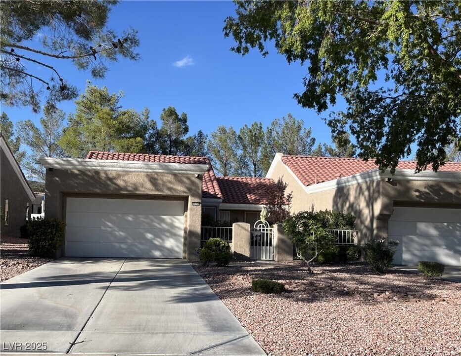 8512 Desert Holly Dr in Las Vegas, NV - Building Photo