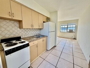 1041 NW 7th Ct in Hallandale Beach, FL - Building Photo - Building Photo