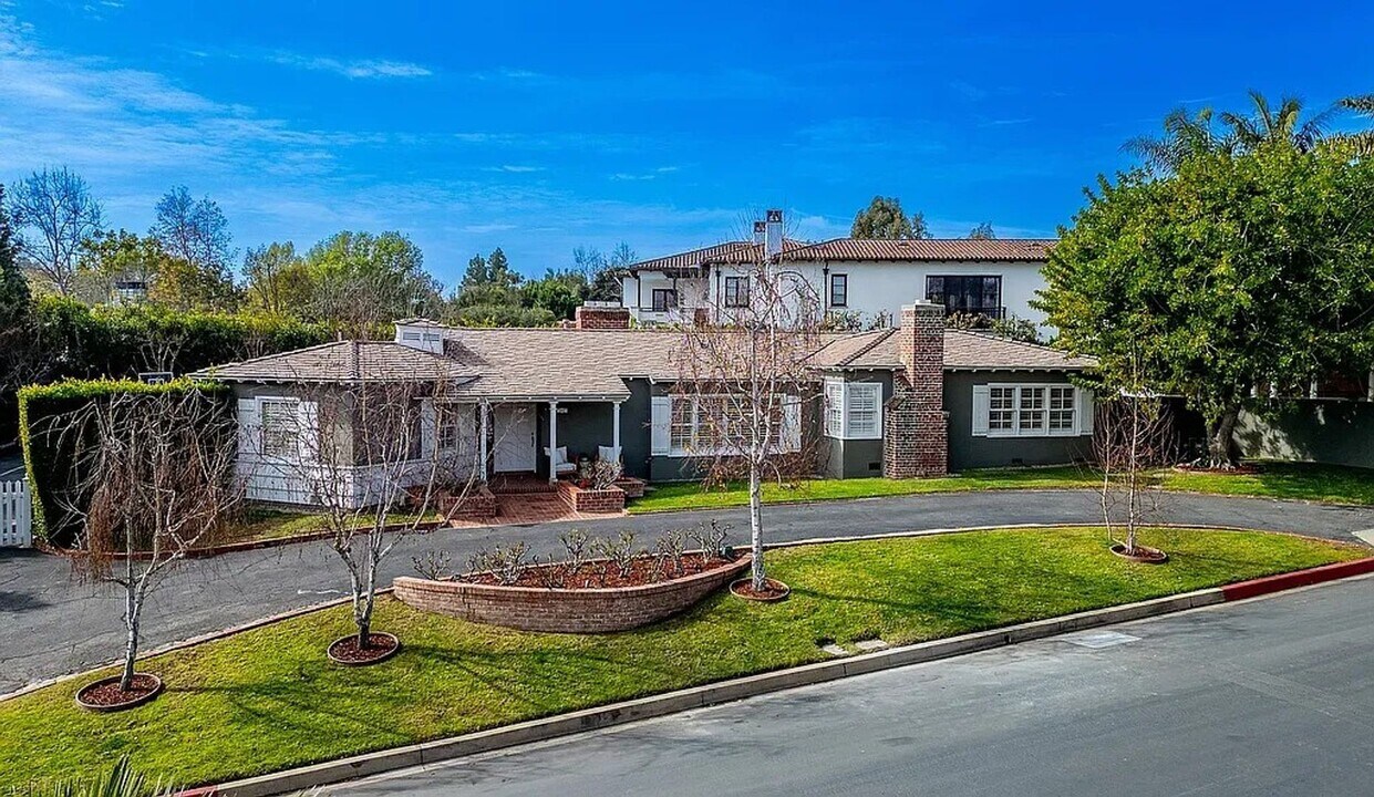 157 N Woodburn Dr in Los Angeles, CA - Building Photo