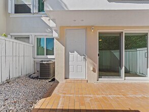 4560 SW 68th Ct Cir in Miami, FL - Building Photo - Building Photo