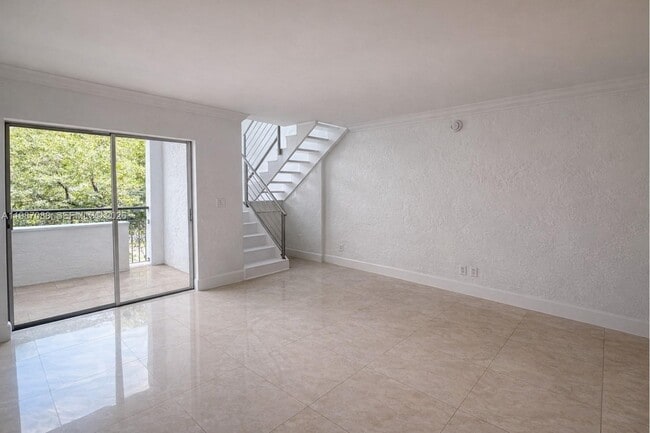 1660 NE 135th St in North Miami, FL - Building Photo - Building Photo