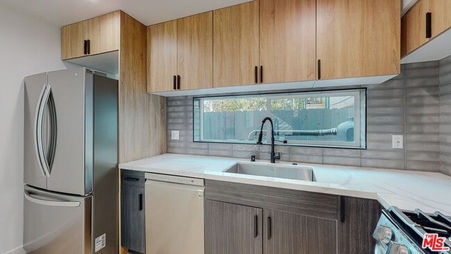 16010 Cantlay St in Los Angeles, CA - Building Photo - Building Photo