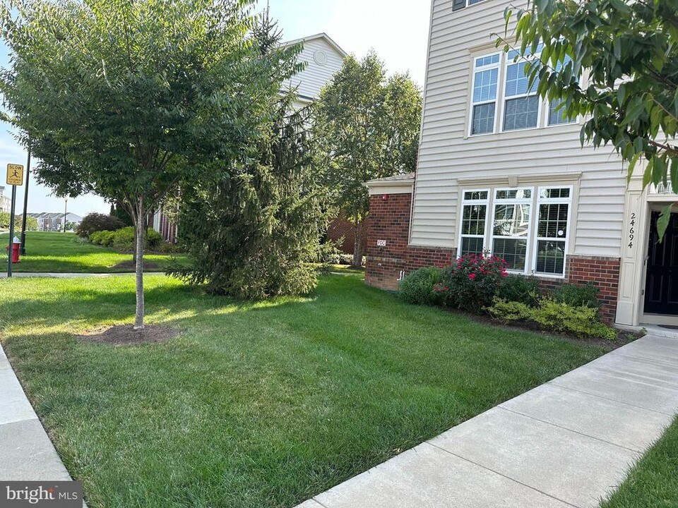 24694 Hutchinson Farm Dr in Sterling, VA - Building Photo