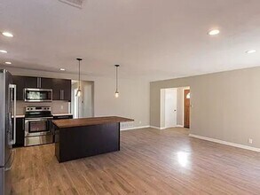 2400 W 45th Ave in Kansas City, KS - Building Photo - Building Photo