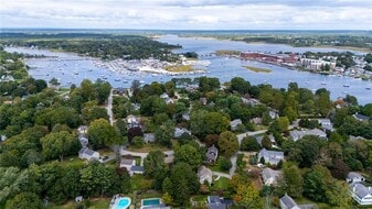 33 Melrose Ave in Barrington, RI - Building Photo