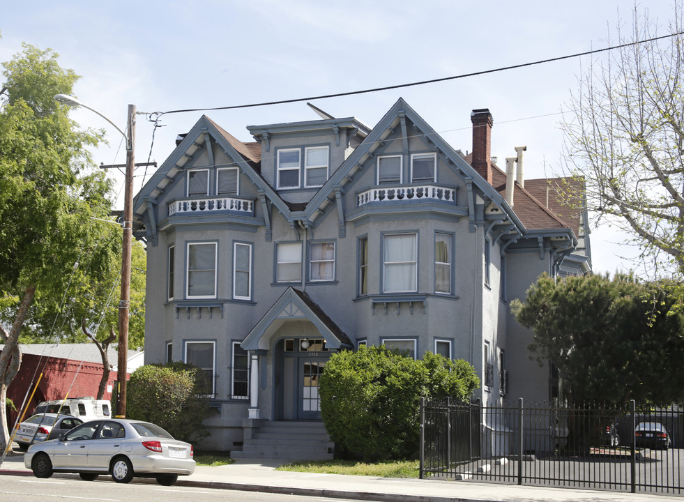 5928 Telegraph Ave in Oakland, CA - Building Photo