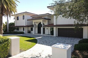 110 N Warbler Ln in Sarasota, FL - Building Photo