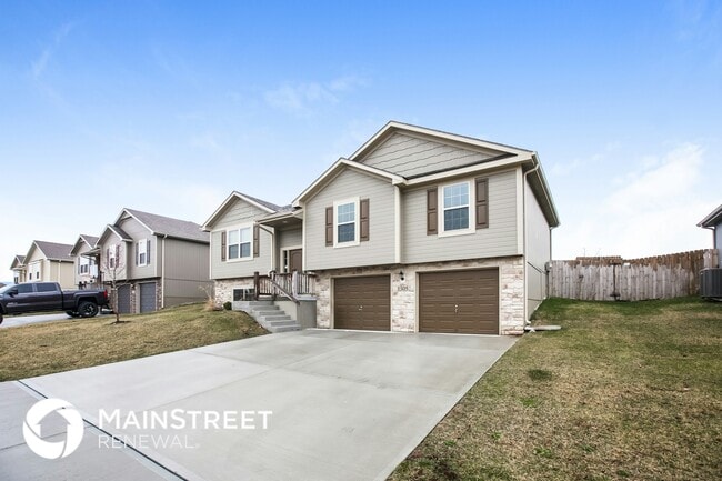 1305 NW High View Dr in Grain Valley, MO - Building Photo - Building Photo