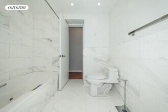 721-725 5th Ave in New York, NY - Building Photo - Building Photo