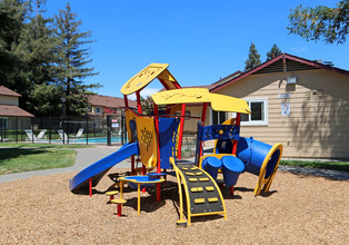 Creekside Park Apartments in Napa, CA - Foto de edificio - Building Photo