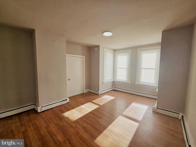 property at 5526 N Mascher St