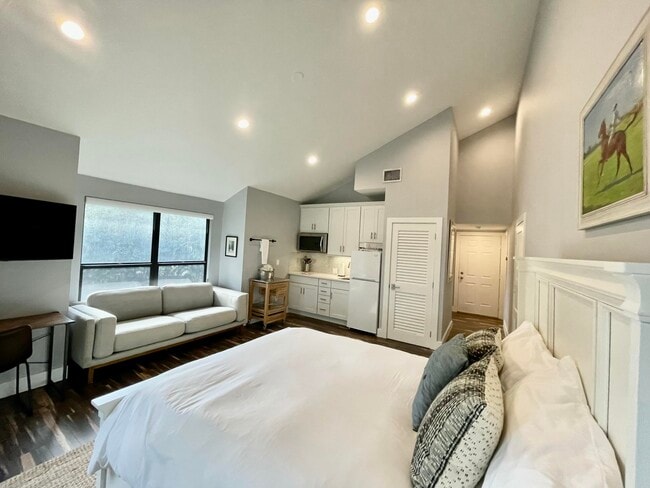 property at 11863 Wimbledon Cir