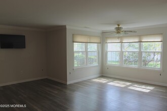17 Honeysuckle Ln in Red Bank, NJ - Building Photo - Building Photo