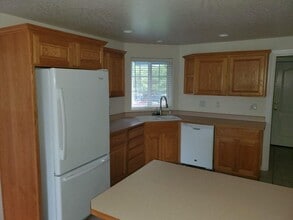 1674 Nunnwood Ln in Grants Pass, OR - Building Photo - Building Photo