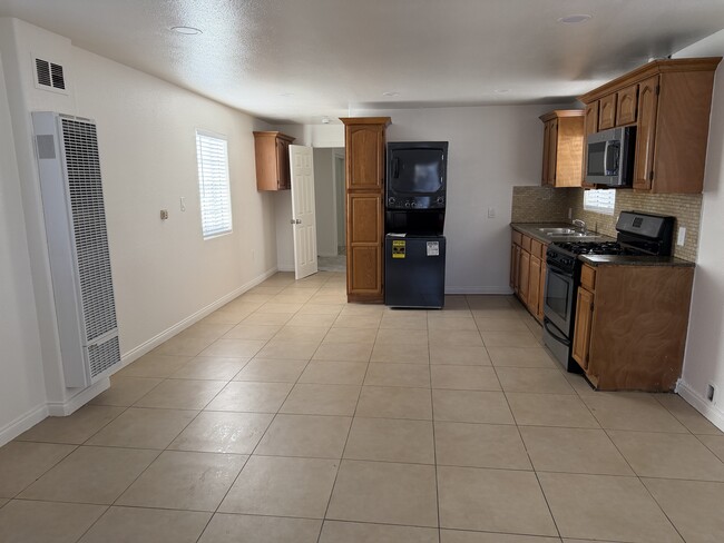 654 W 21st St in San Pedro, CA - Foto de edificio - Building Photo