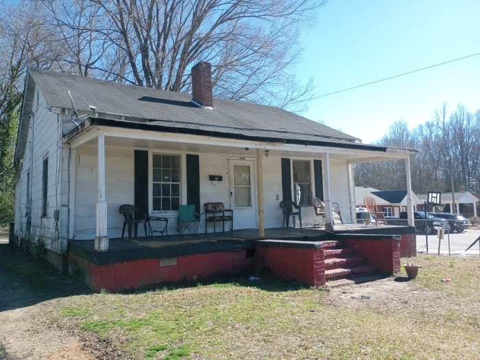 300 Holmes St in Laurens, SC - Building Photo