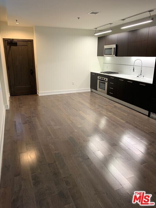727 W 7th St in Los Angeles, CA - Building Photo