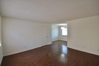 12338 Oxnard St, Unit 102 in Los Angeles, CA - Building Photo - Building Photo