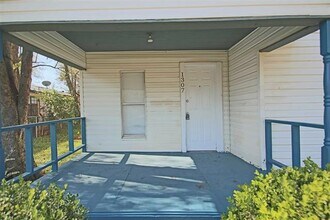 1307 Joslin St in Cleburne, TX - Foto de edificio - Building Photo