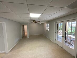242 Early Pkwy Dr in Smyrna, GA - Foto de edificio - Building Photo