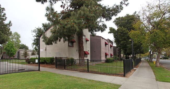 Kings Villages in Pasadena, CA - Foto de edificio - Building Photo