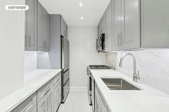 77 W 55th St in New York, NY - Foto de edificio - Building Photo