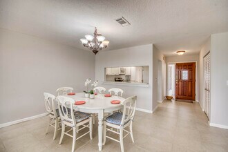 495 Prestwick Cir in Palm Beach Gardens, FL - Building Photo - Building Photo