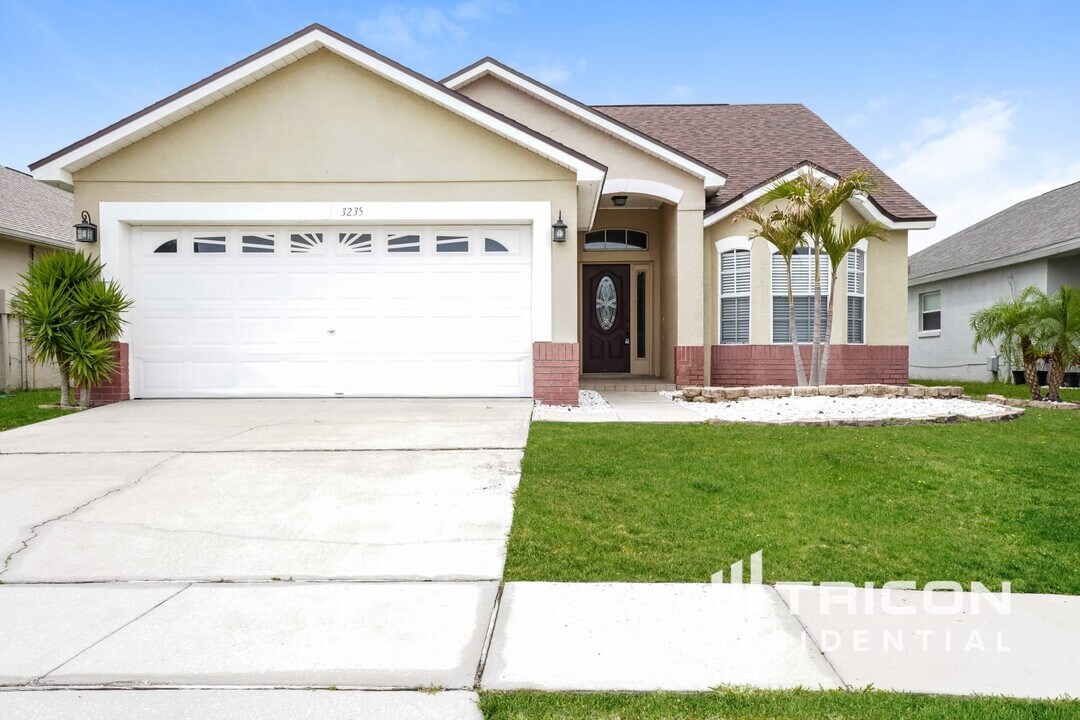 3235 Crystal Creek Blvd in Orlando, FL - Building Photo