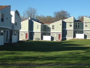 Oak Creek Townhomes in Auburn, NY - Building Photo - Building Photo