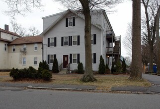 12 Maple St in Taunton, MA - Foto de edificio - Building Photo
