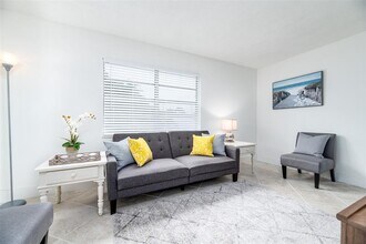 805 NE 23rd Dr in Wilton Manors, FL - Building Photo - Building Photo