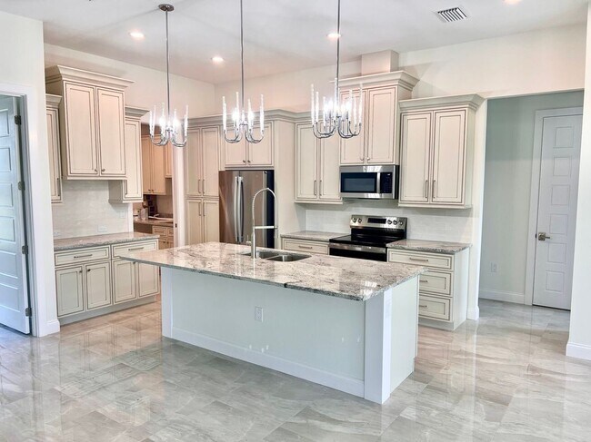 55 Rotonda Cir in Rotonda West, FL - Building Photo - Building Photo