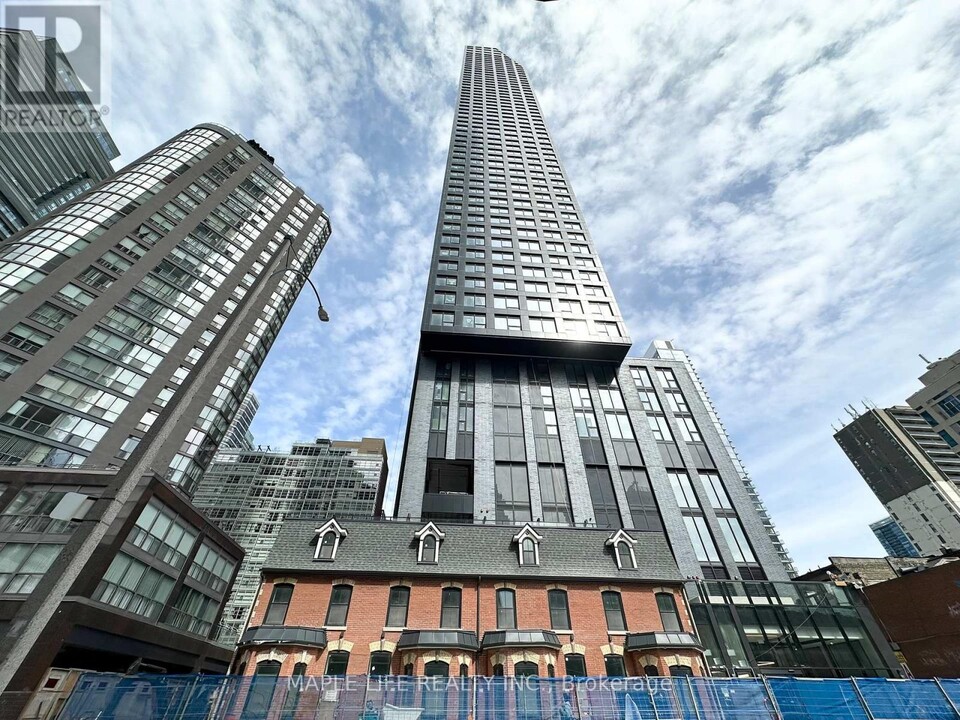 8-2208 Wellesley St W in Toronto, ON - Building Photo