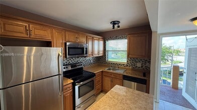 8500 Sunrise Lakes Blvd in Sunrise, FL - Building Photo - Building Photo