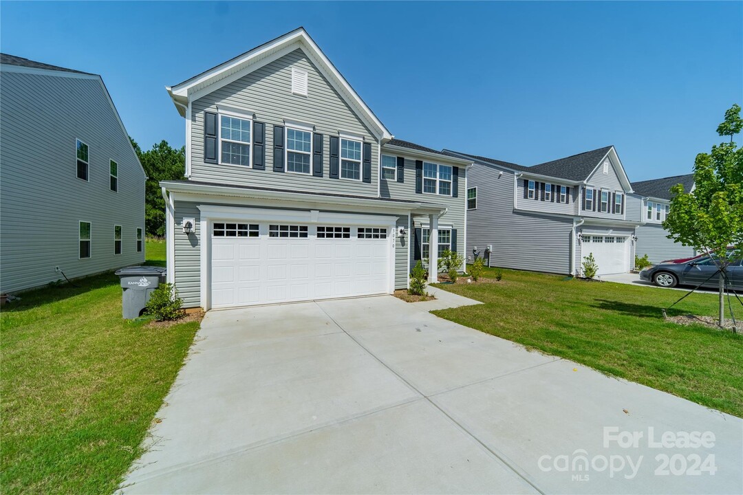 3070 Streamside Dr in Davidson, NC - Building Photo