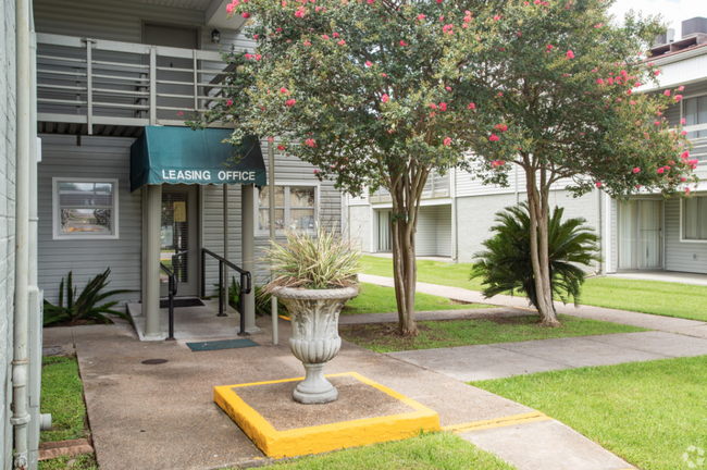 Boulevard Apartment Homes in Gretna, LA - Building Photo - Building Photo