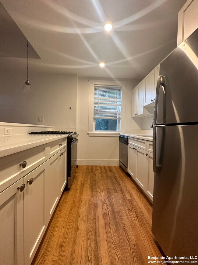 38 Newton St, Unit 2 in Boston, MA - Foto de edificio - Building Photo