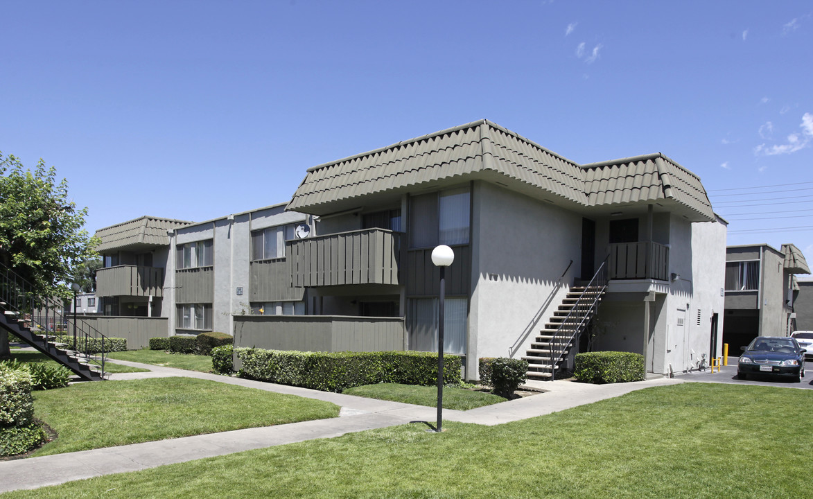 North Hills Apartments in Fullerton, CA - Building Photo