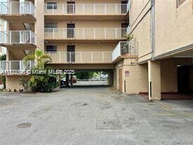 1085 W 68th St in Hialeah, FL - Building Photo