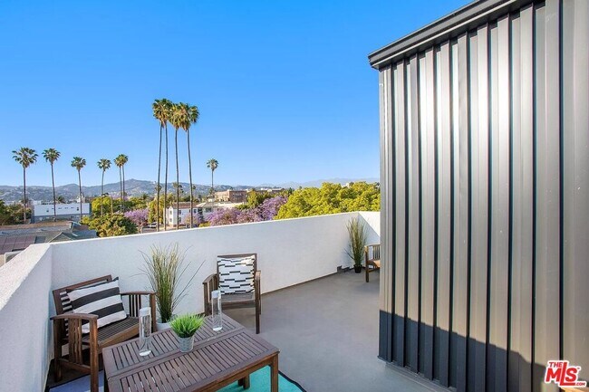 945 N Oxford Ave in Los Angeles, CA - Building Photo - Building Photo