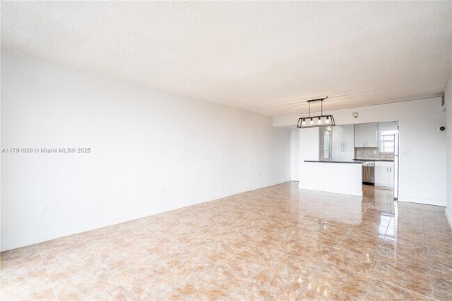 7850 Byron Ave in Miami Beach, FL - Building Photo - Building Photo