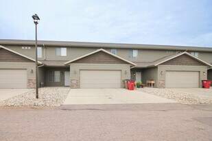 1013 Tanner Ct in Tea, SD - Building Photo