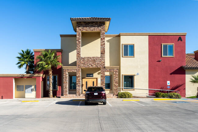 Los Balcones in El Paso, TX - Foto de edificio - Building Photo